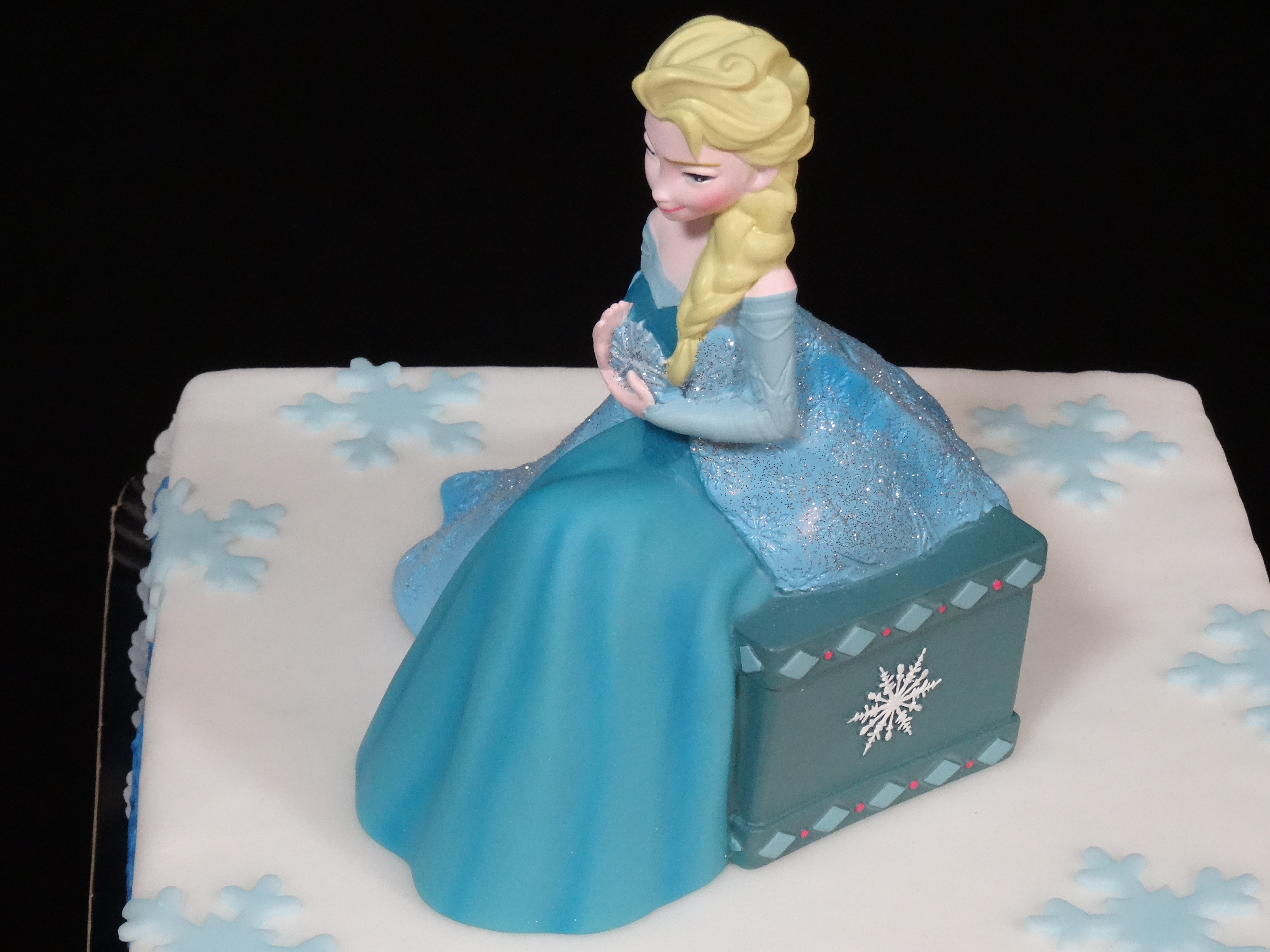 Schneekönigin Elsa Sparkässeli-Torte