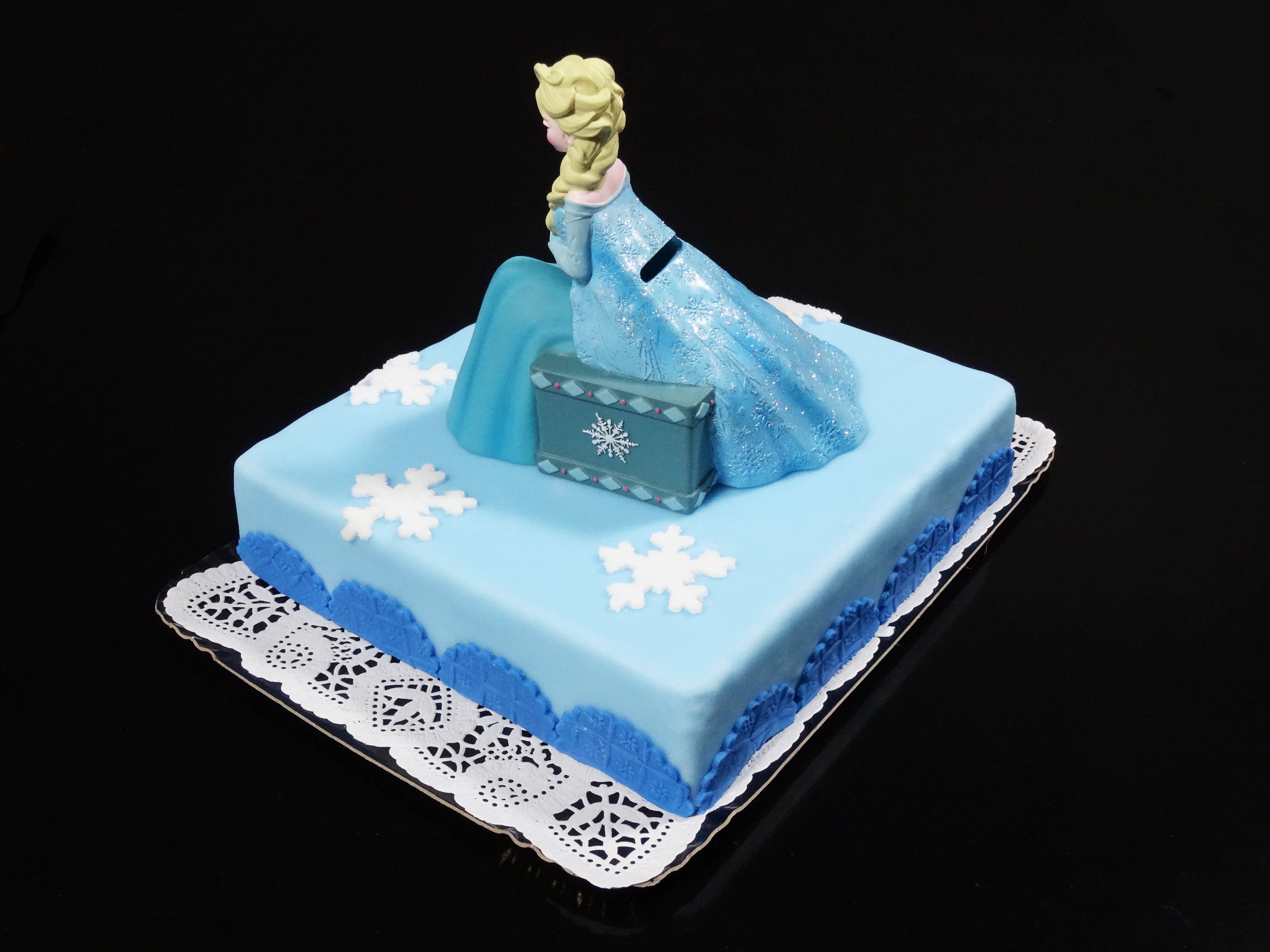 Schneekönigin Elsa Sparkässeli-Torte