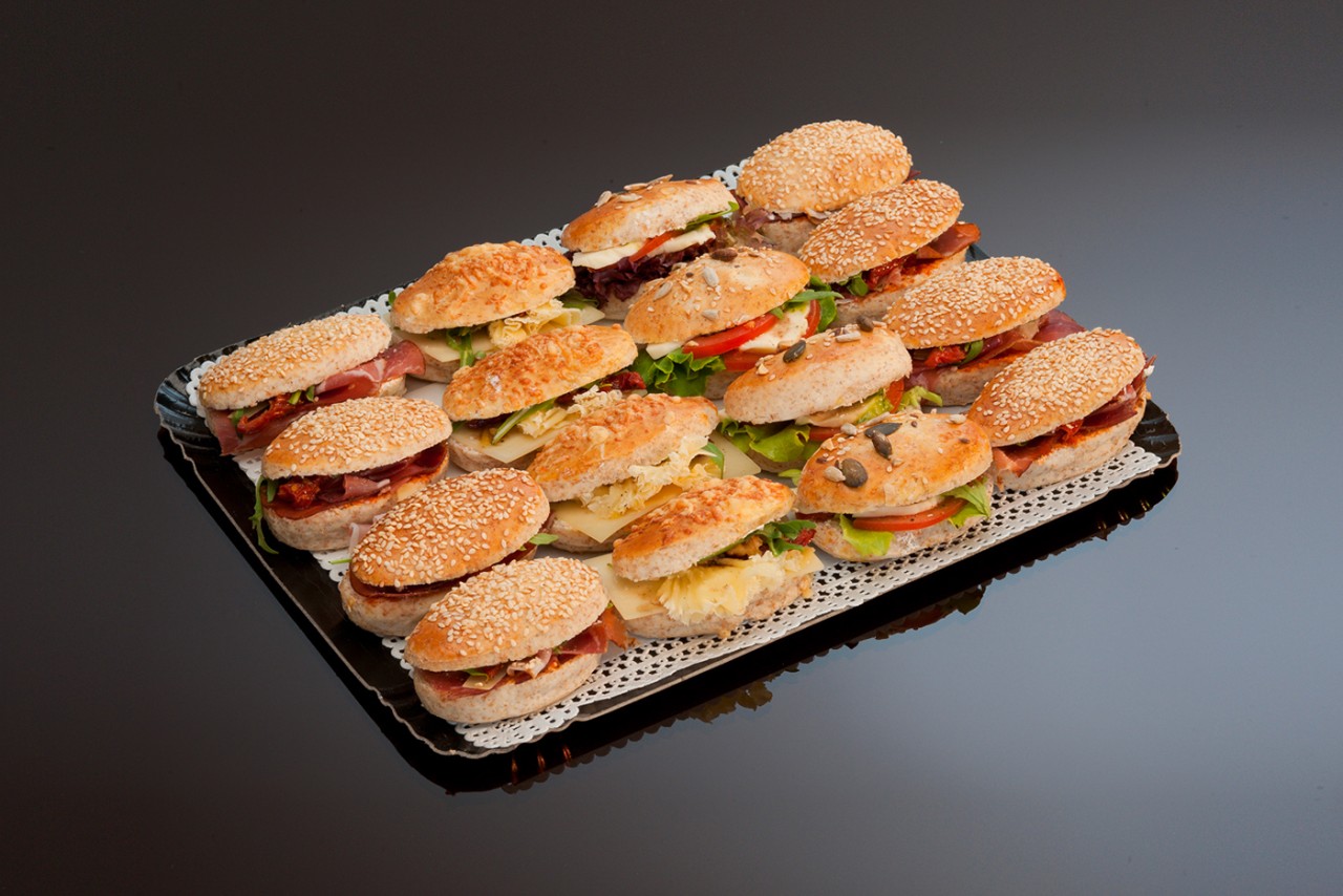 Mini-Vollkorn-Sandwiches gefüllt mit Bündnerfleisch, Tacchino tonnato ...