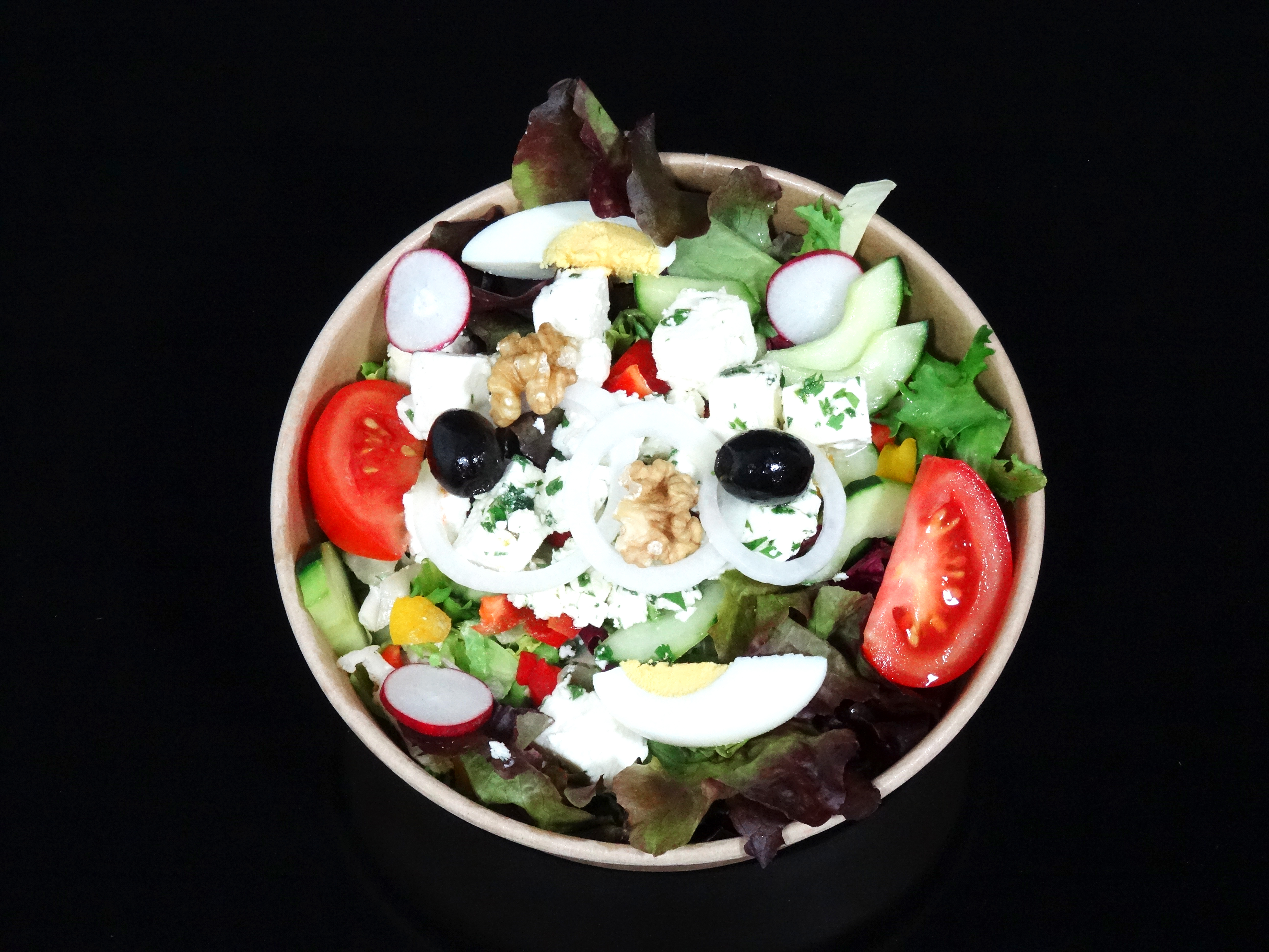 Griechischer Salat mit Feta, Oliven + Baumnüssen