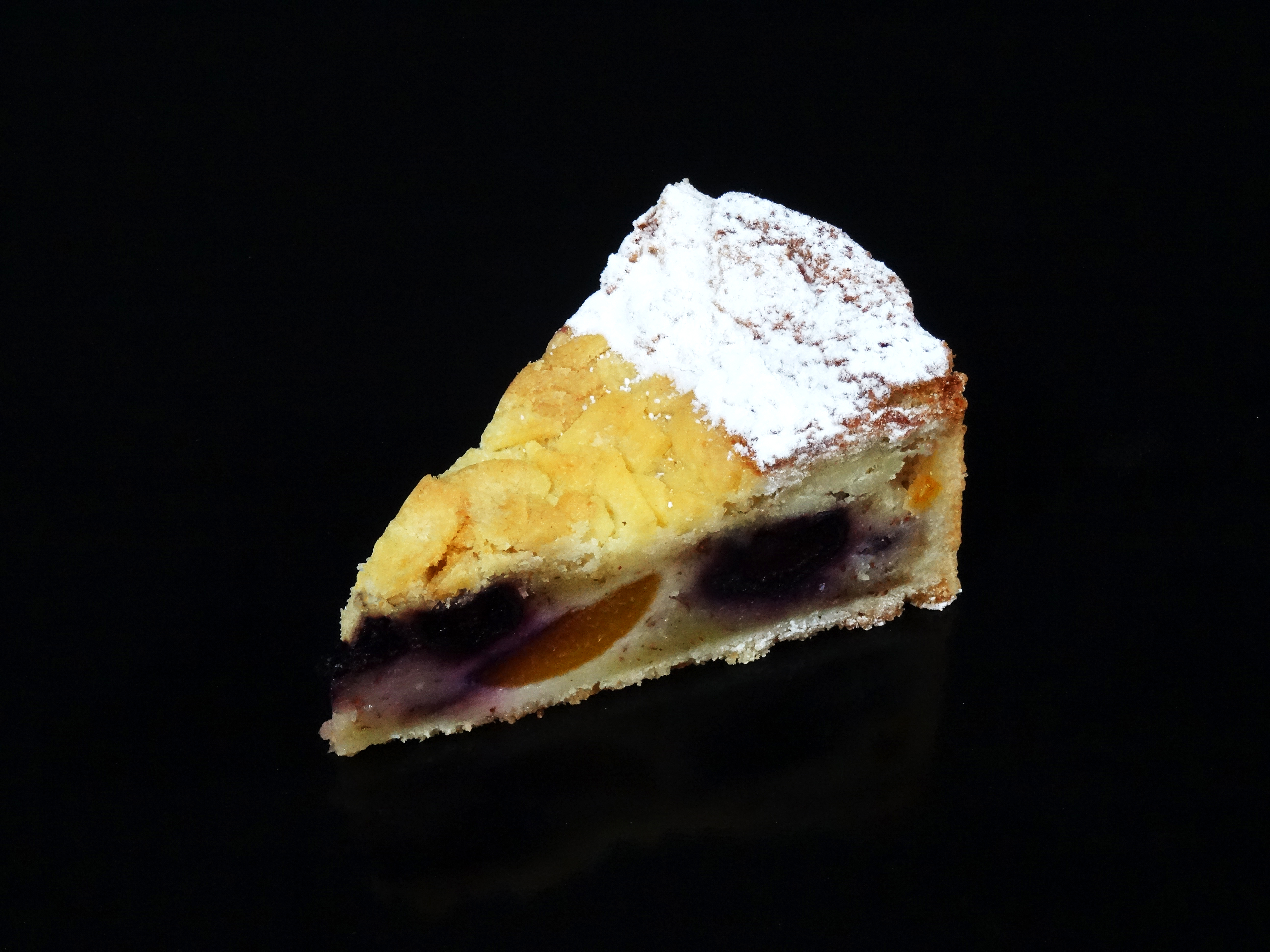 Aprikosen-Kirschen-Streusselkuchenstück