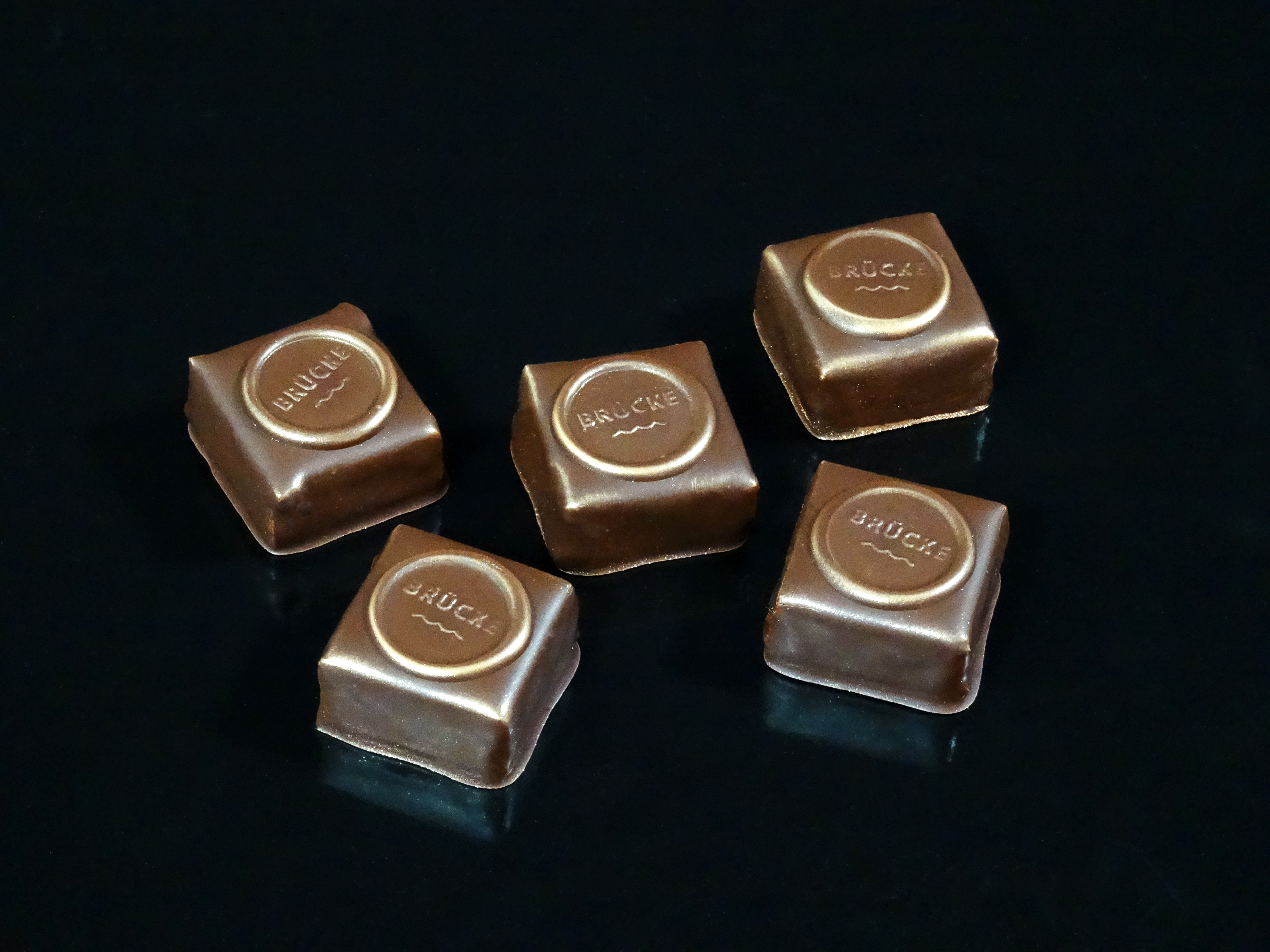 Praliné mit Firmenlogostempel